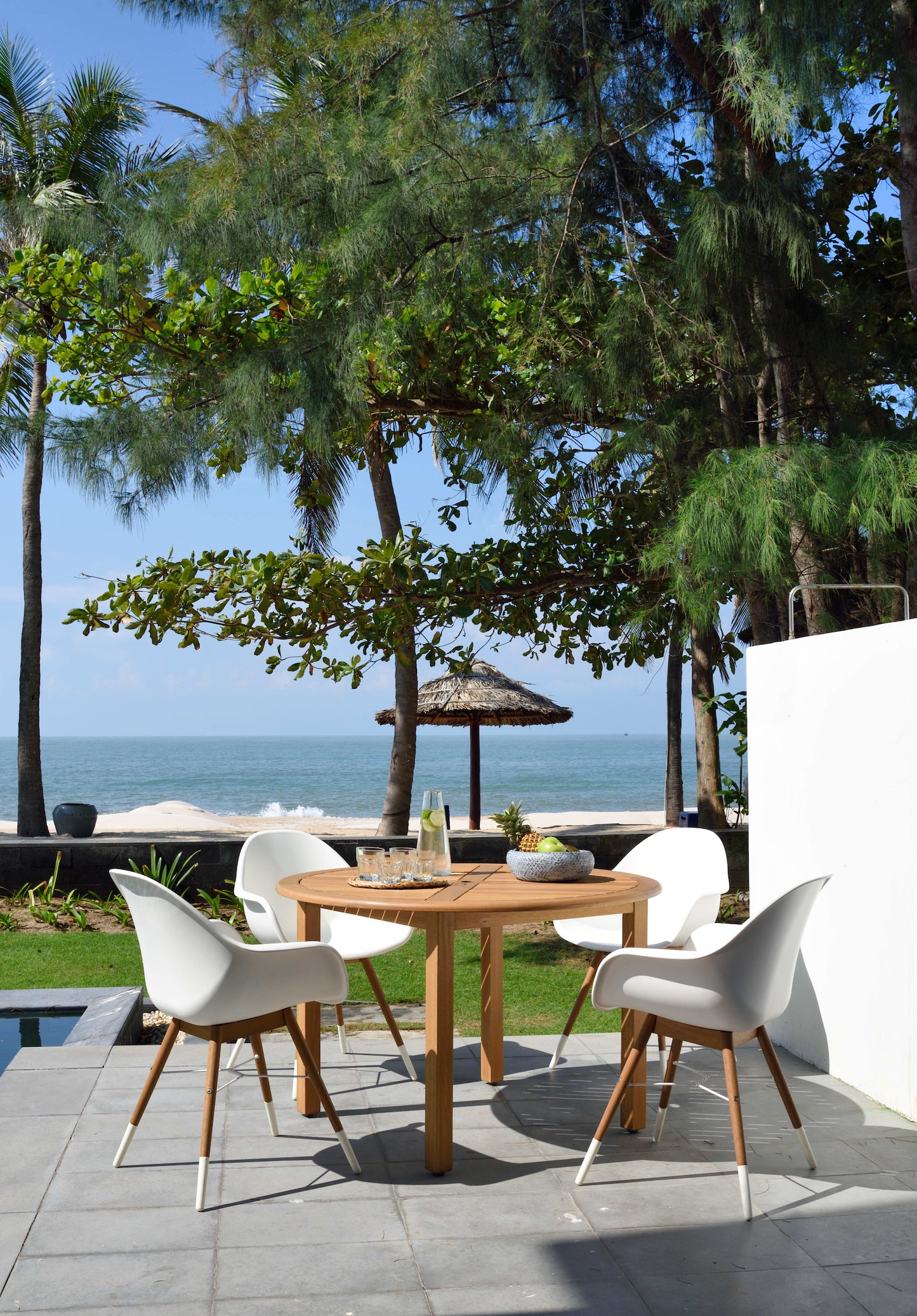 Oldbury Round Table and 4 Chamonix Carver Armchair Dining Set
