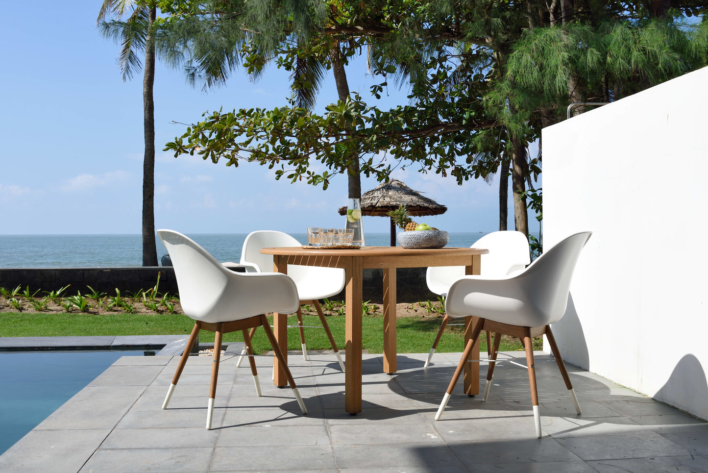 Oldbury Round Table and 4 Chamonix Carver Armchair Dining Set