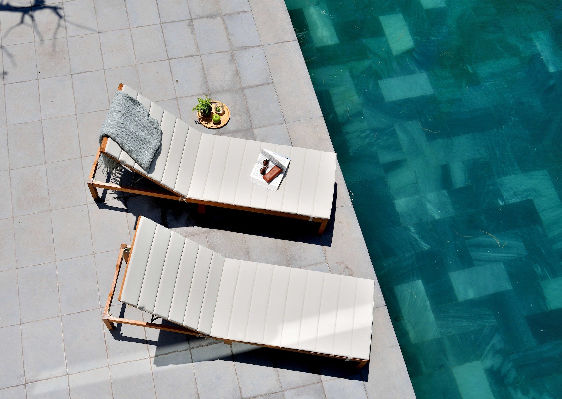 Aluminium sun sales loungers with wheels