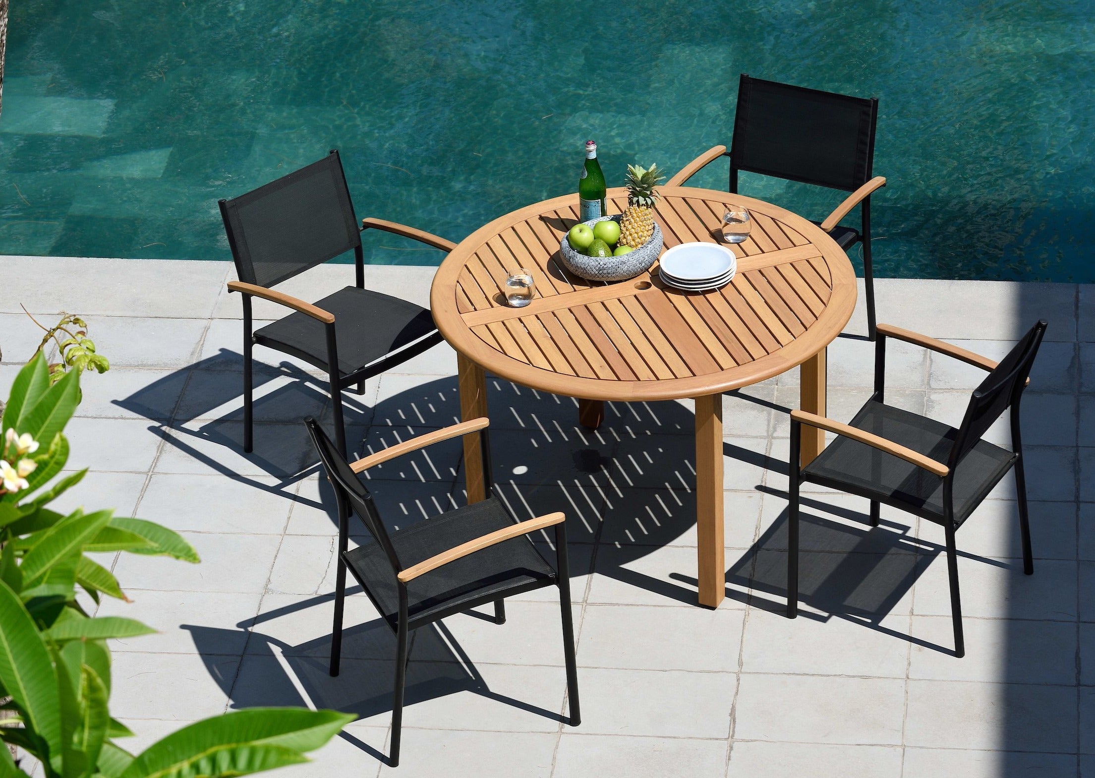 Oldbury Round Table and 4 Vera Armchair Dining set